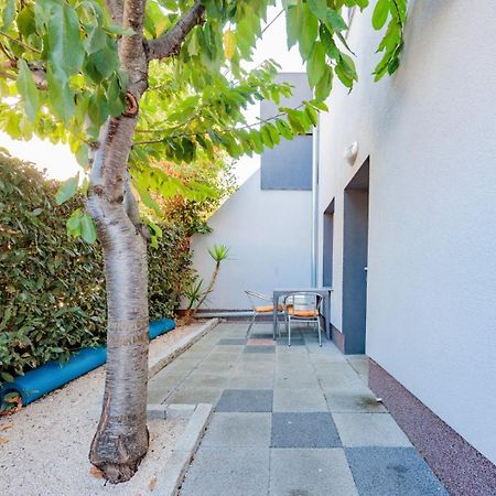 Crowonder Lucky Holiday House With Pool And Patio 30 Meters From The Beach Zadar Extérieur photo