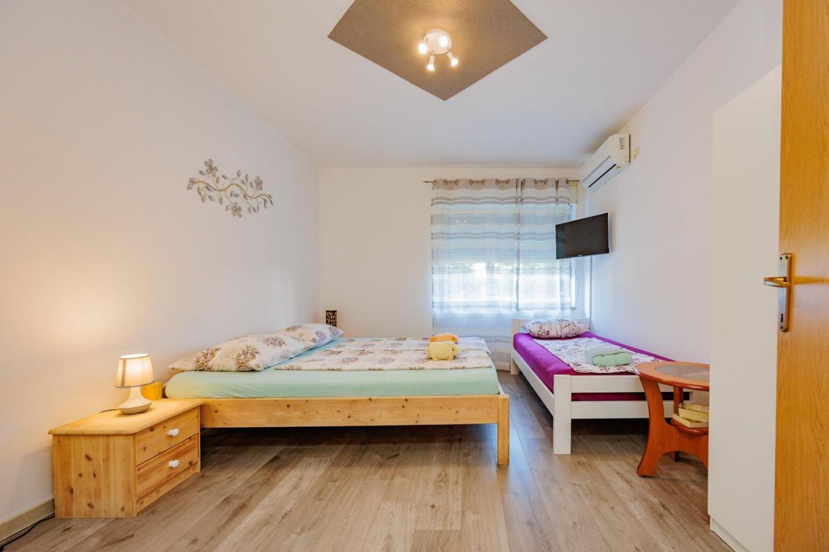 Crowonder Lucky Holiday House With Pool And Patio 30 Meters From The Beach Zadar Extérieur photo