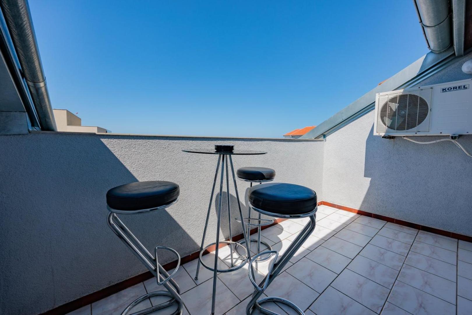 Crowonder Lucky Holiday House With Pool And Patio 30 Meters From The Beach Zadar Extérieur photo