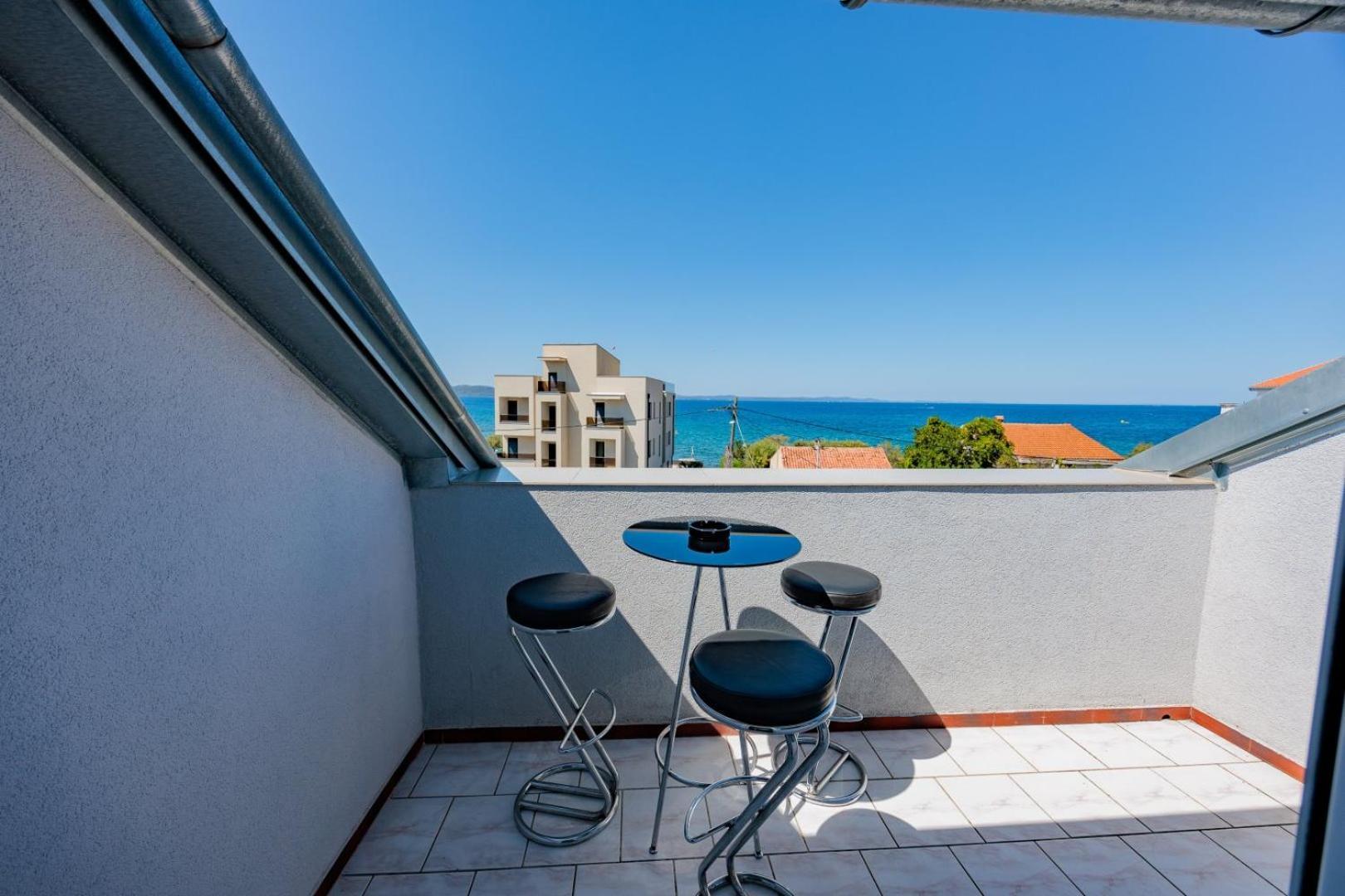 Crowonder Lucky Holiday House With Pool And Patio 30 Meters From The Beach Zadar Extérieur photo