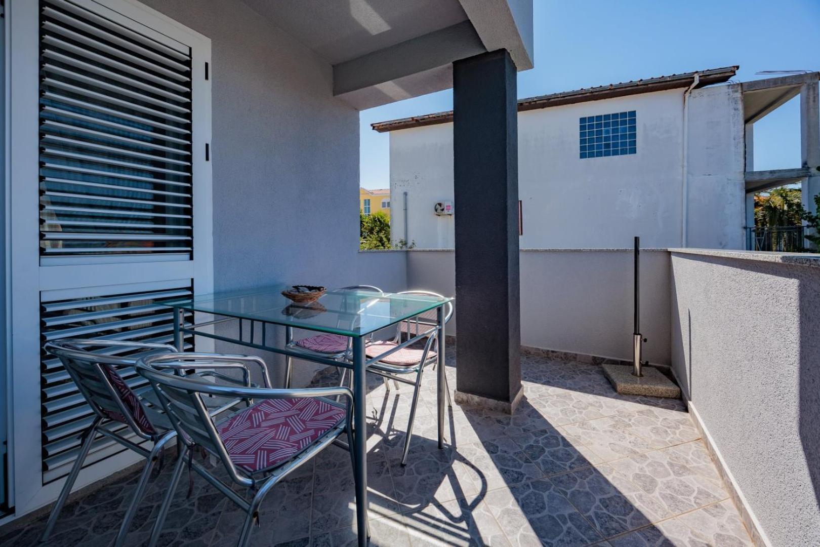 Crowonder Lucky Holiday House With Pool And Patio 30 Meters From The Beach Zadar Extérieur photo