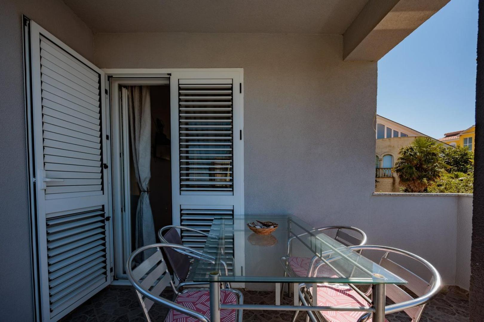 Crowonder Lucky Holiday House With Pool And Patio 30 Meters From The Beach Zadar Extérieur photo
