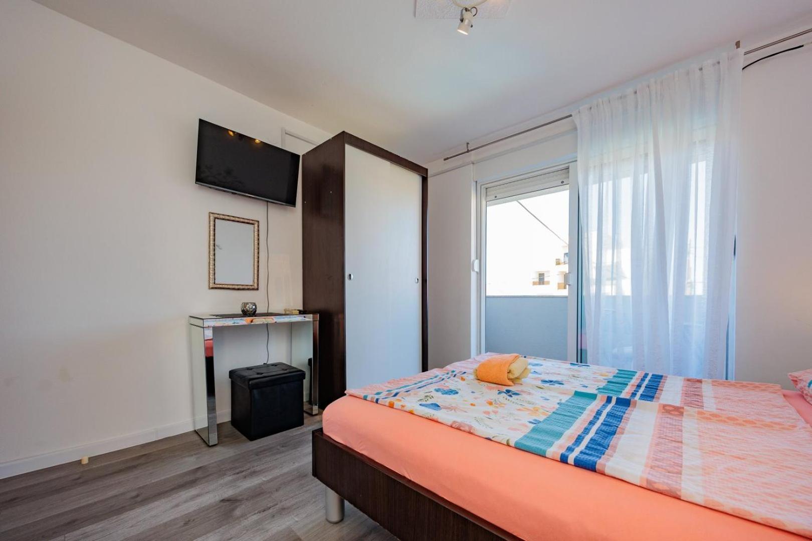 Crowonder Lucky Holiday House With Pool And Patio 30 Meters From The Beach Zadar Extérieur photo