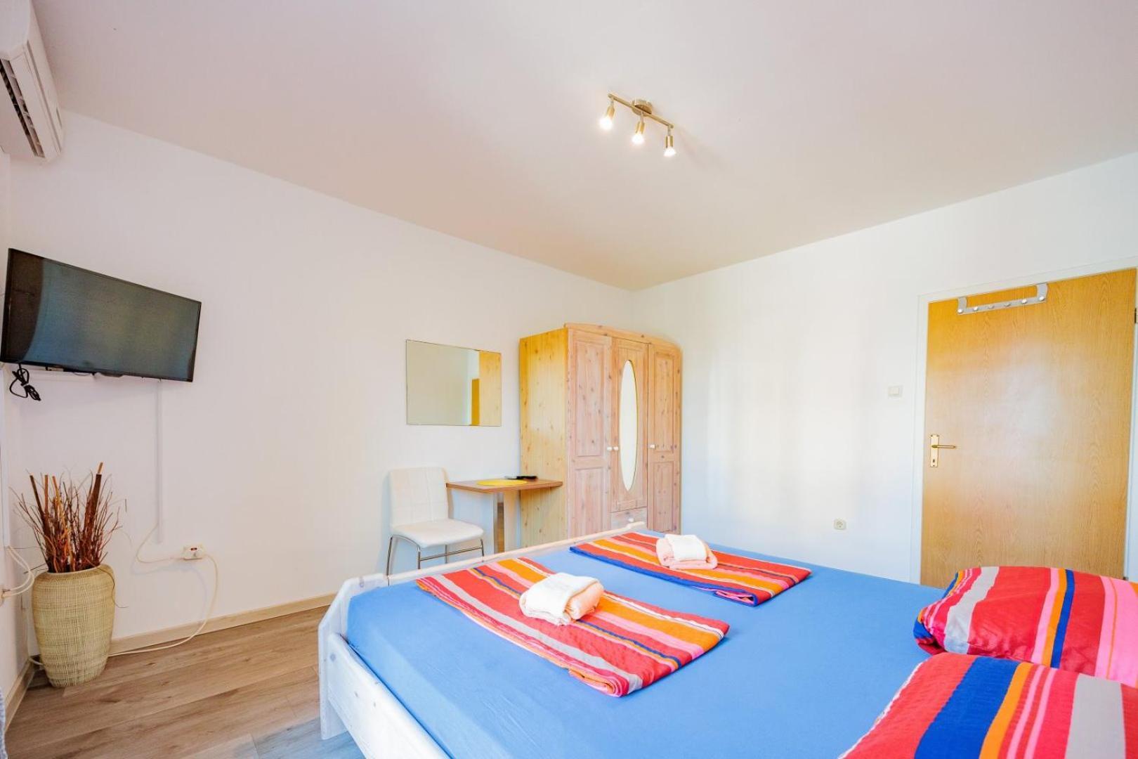 Crowonder Lucky Holiday House With Pool And Patio 30 Meters From The Beach Zadar Extérieur photo