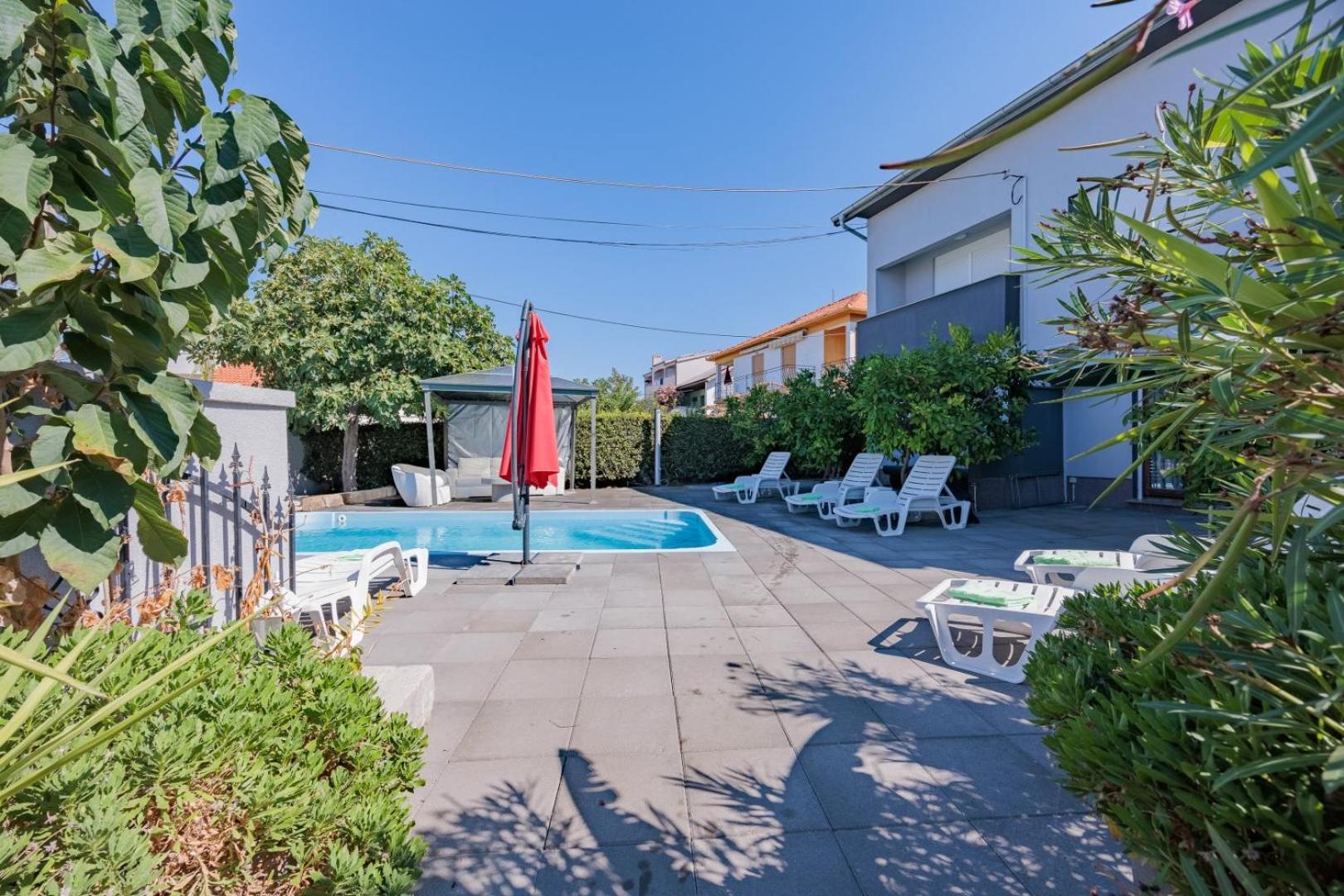 Crowonder Lucky Holiday House With Pool And Patio 30 Meters From The Beach Zadar Extérieur photo
