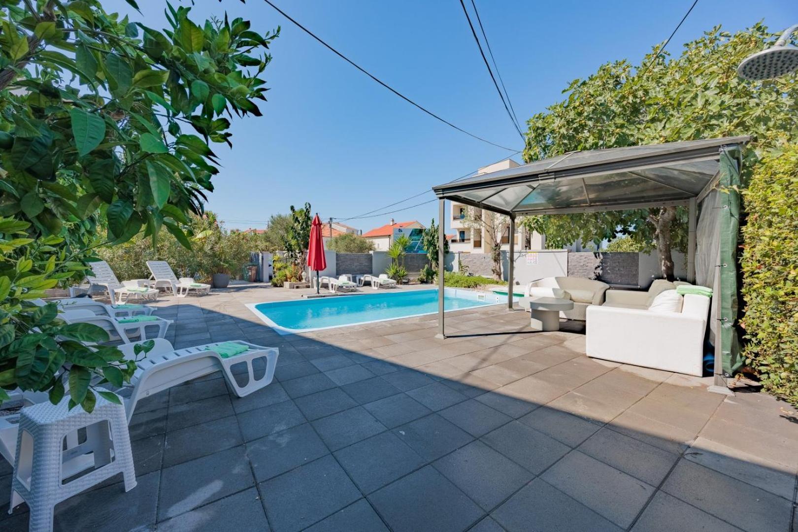 Crowonder Lucky Holiday House With Pool And Patio 30 Meters From The Beach Zadar Extérieur photo
